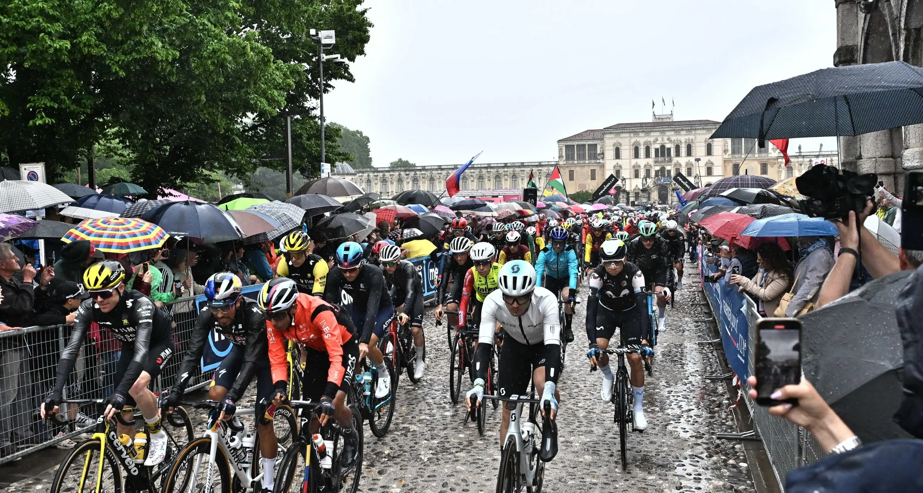 Giro: Scaroni vince la 16/a tappa, arrivo con Fortunato