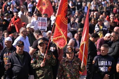A Pristina manifestanti tentano assalto a sede Ue dopo la condanna a Thaci, respinti