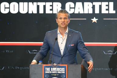 Hegseth insulta le persone trans, 'al Pentagono non li addestriamo'