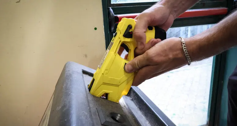Morì dopo essere stato colpito con il taser, il gip archivia