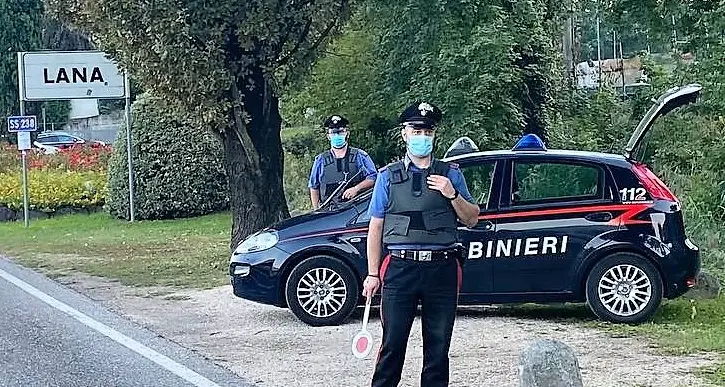 Lana, ragazzo rapinato all’alba alla fermata del bus navetta