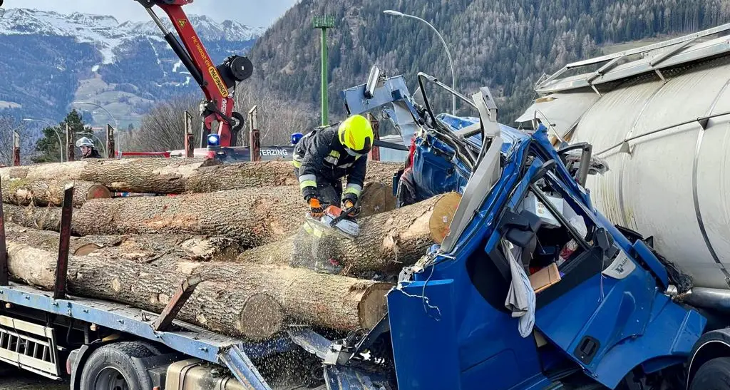 Tragico tamponamento fra due Tir in A22, muore un camionista