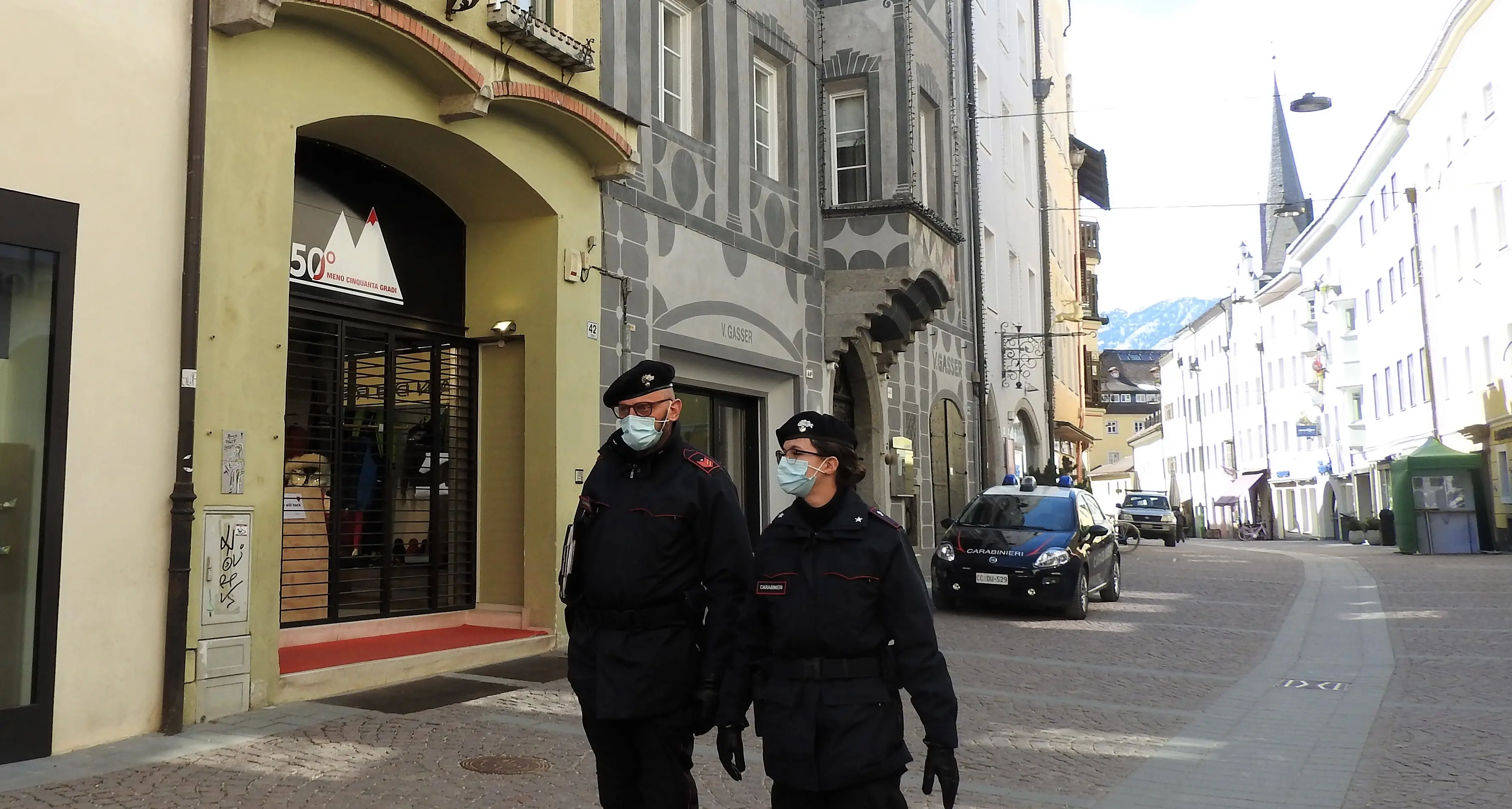 Brunico, evade per rubare: denunciato un 23enne