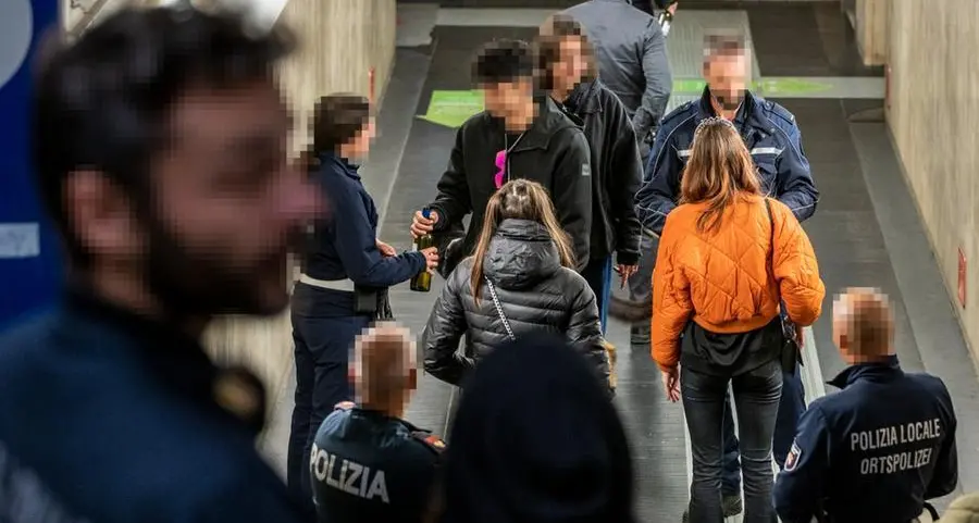 Autista della linea notturna salva una coppia dal branco