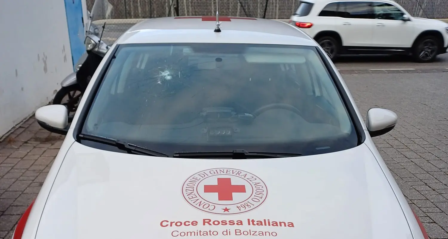 Bolzano, atto vandalico nella notte contro un’auto della Croce Rossa