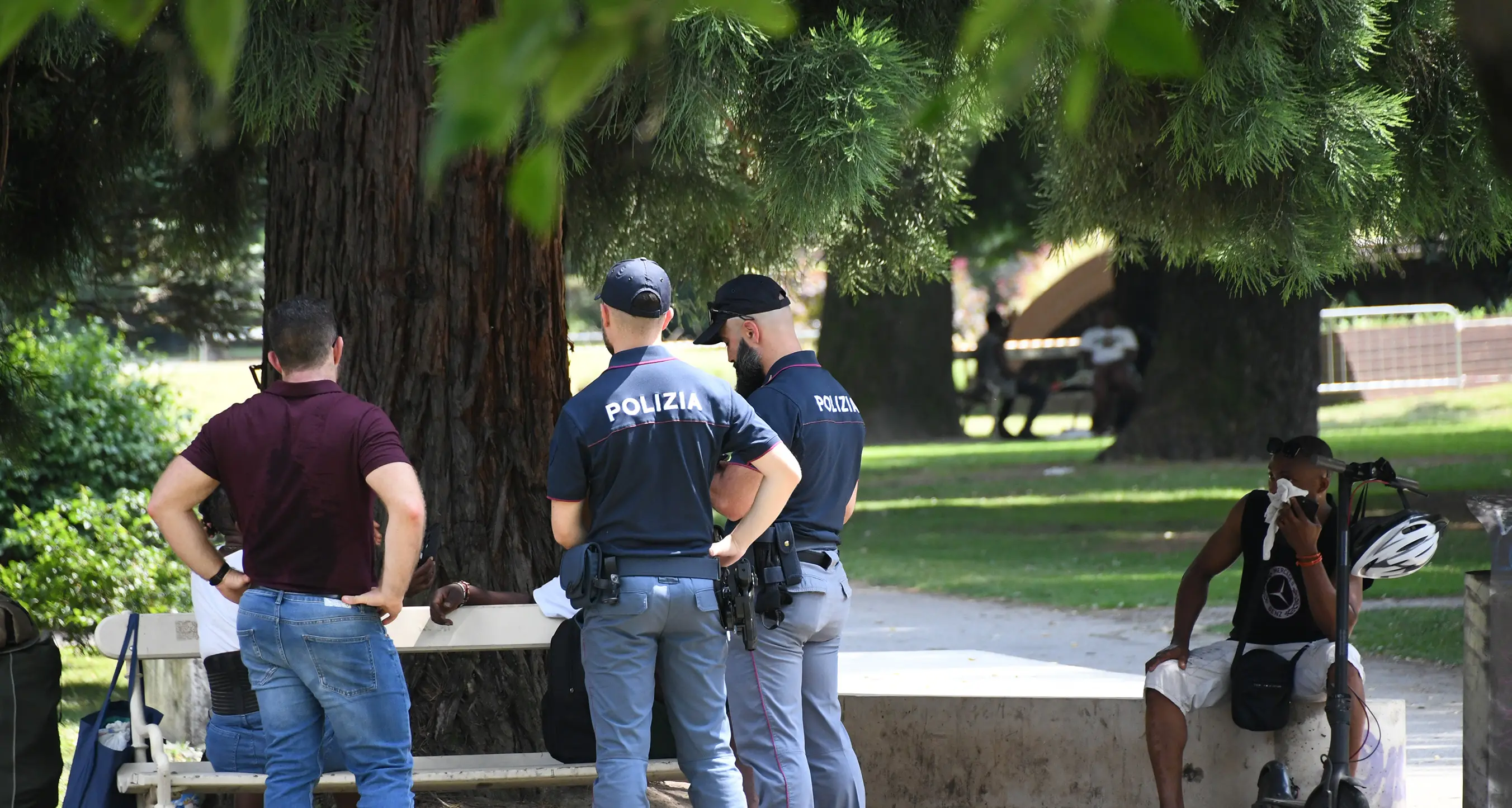 Intervengono per una lite in strada, i poliziotti scoprono un centro di spaccio a Merano: hashish nascosto nel frigorifero