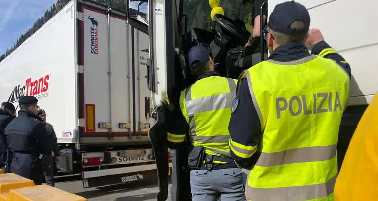 Presidio Coldiretti: al Brennero fermati oltre 100 tir carichi di cibo straniero. Ci sono anche i San Marzano olandesi