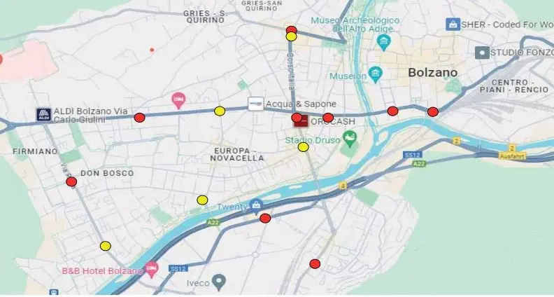 Troppe auto passano con il rosso: Ecco la mappa delle telecamere a Bolzano