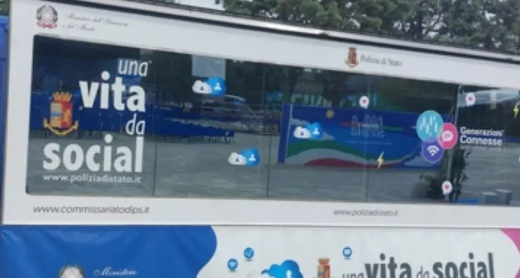 «Una vita da social»: fa tappa a Bolzano la campagna educativa itinerante della Polizia
