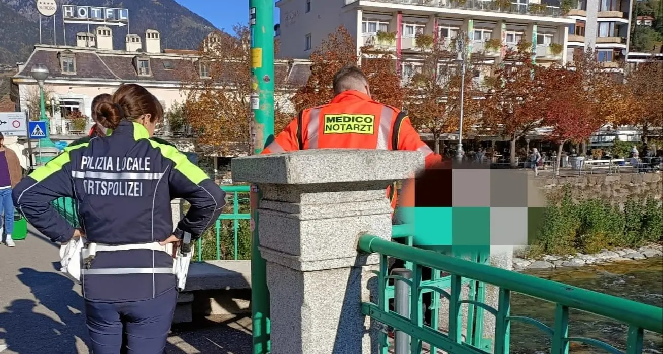 Merano, scavalca la ringhiera di Ponte Teatro, afferrato per le braccia: salvo un uomo di 60 anni