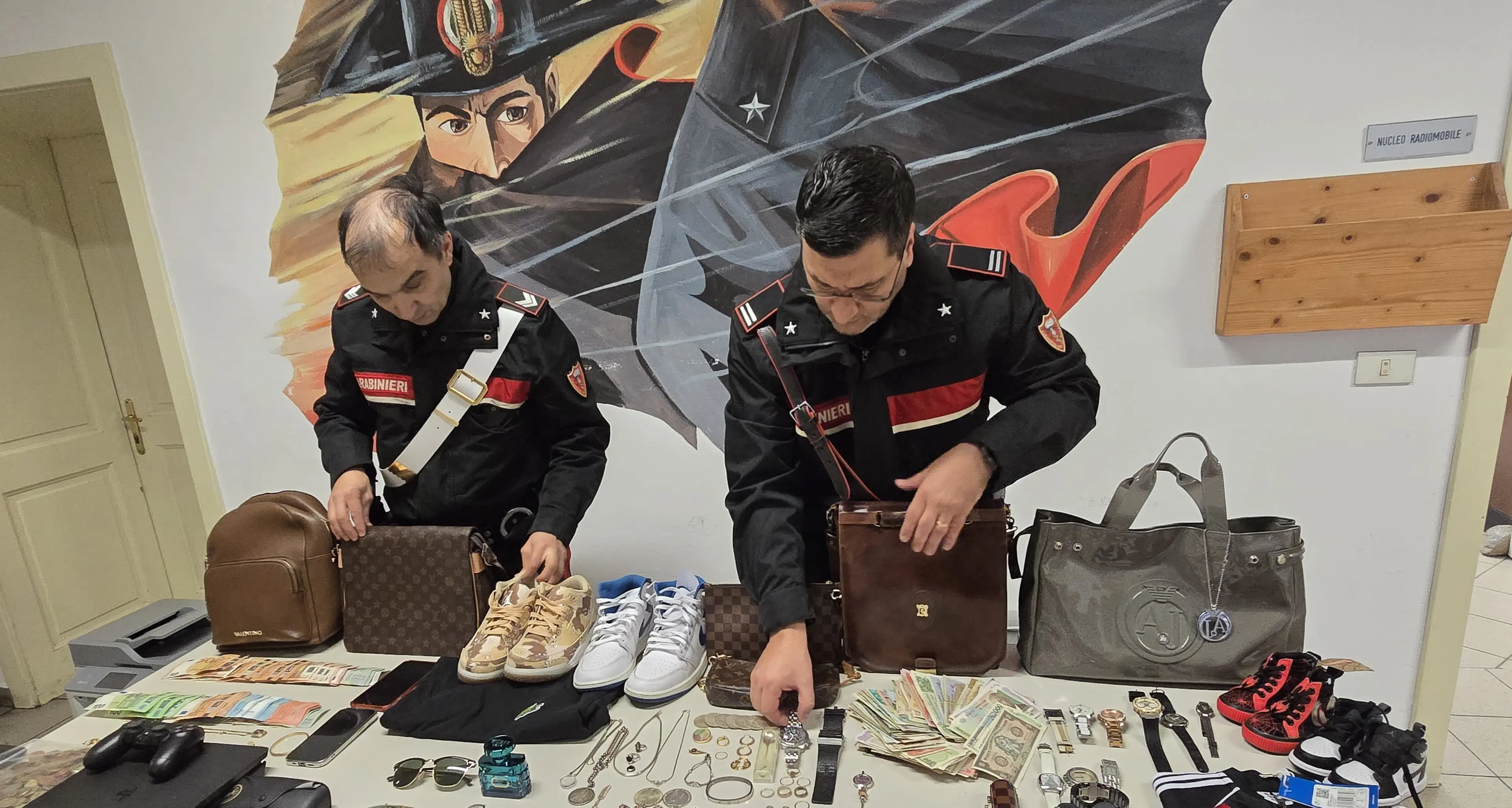 Saccheggiano 10 case in Austria: fuggono in Italia, forzano due posti di blocco e si schiantano contro un albero a Naz