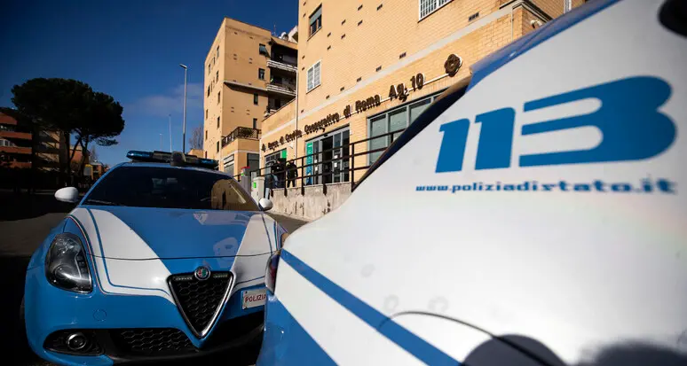 A22, sfondano la barriera: inseguita banda di ladri