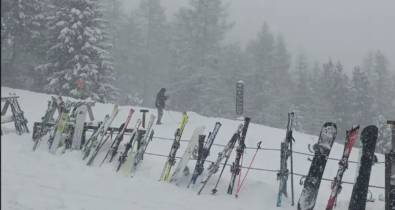 Obereggen, tutti sulle piste sotto una intensa nevicata