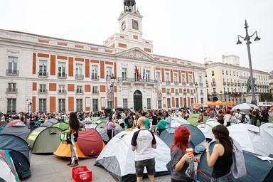 Centinaia di manifestanti accampati in Puerta del Sol a Madrid per diritto alla casa