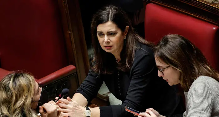 Reato di molestie sessuali anche con baci e abbracci indesiderati: Gebhard (Svp) tra le firmatarie