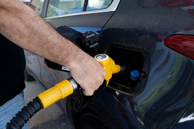 Il petrolio chiude in calo a New York a 100,30 dollari