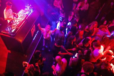 Conosce un uomo in discoteca a Milano, 'mi ha violentata'