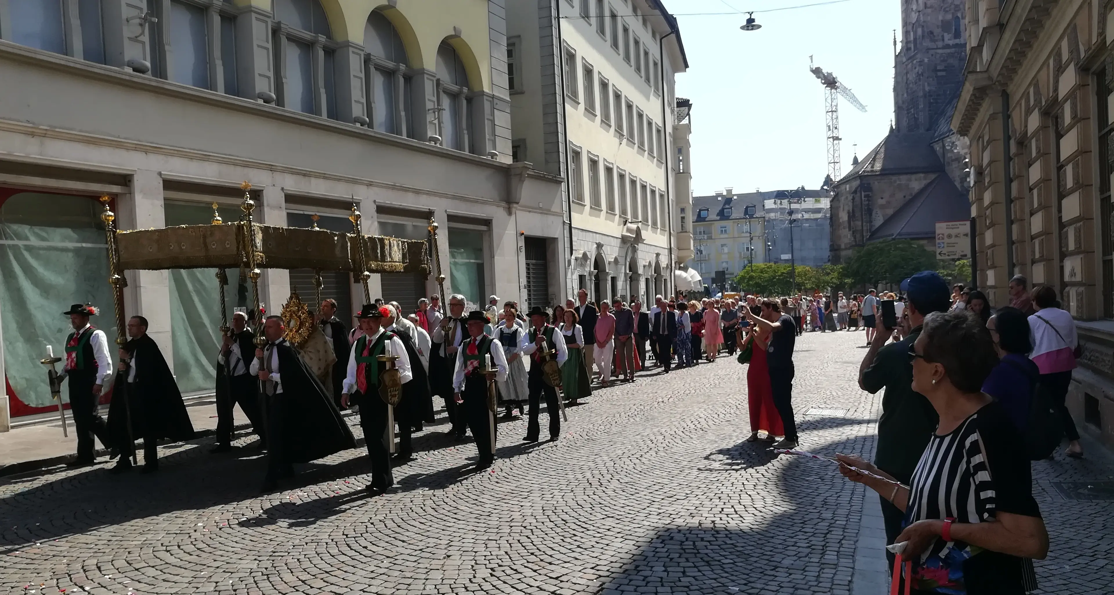Il vescovo Muser alla processione del Corpus Domini: “Gesù cammina con noi“