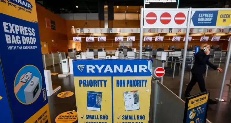 Ryanair alzerà i bonus allo staff per scovare i bagagli fuori misura