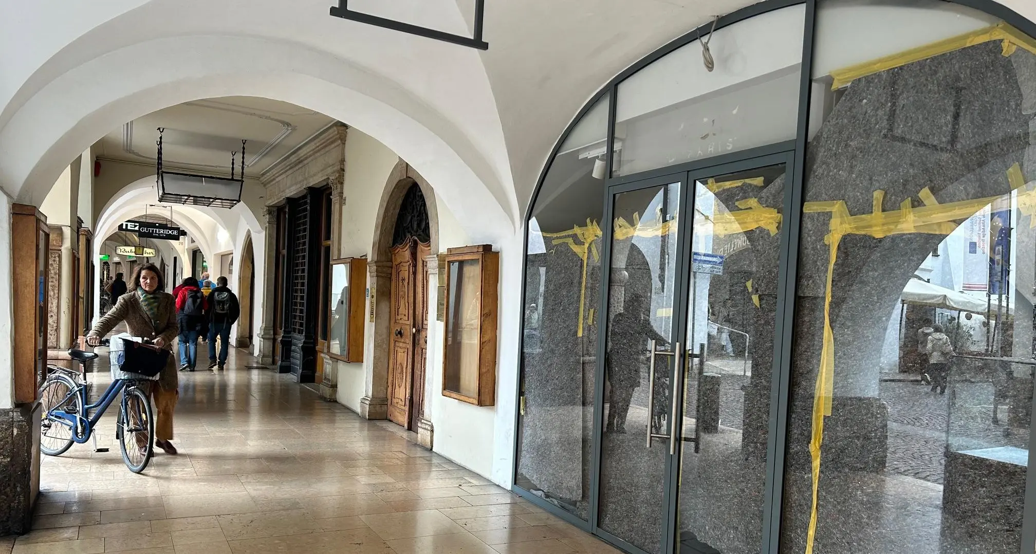 Soldi ai negozi che resistono in città