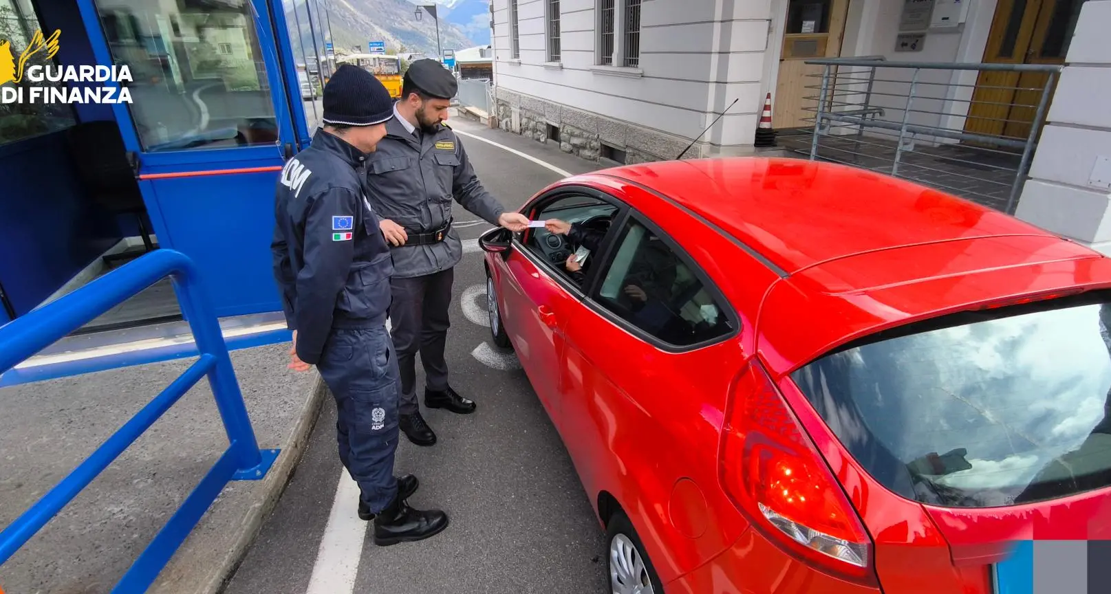 Polvere da sparo e otto munizioni sequestrate al valico di Tubre