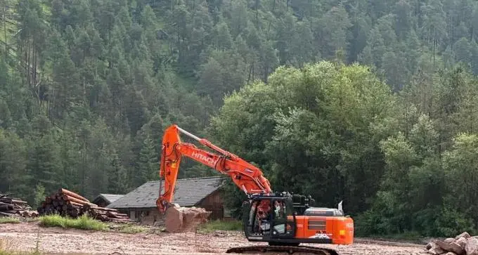 San Vigilio, la colata di fango blocca la strada