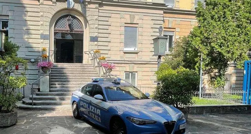 Schiaffo su autobus e caos in strada, fermato 35enne violento