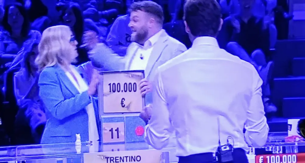 Luca, il “Gladiatore” di Bolzano in gioco con mamma Wilma, vince 100 mila euro ad Affari Tuoi nel ricordo della sorella Laura