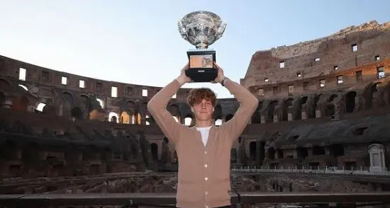 Sinner: “Vivo meglio senza social, ragazzi state attenti”, poi le foto al Colosseo