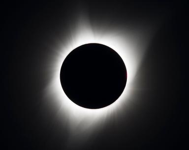 Il cielo dà spettacolo al tramonto con l'eclissi di Sole