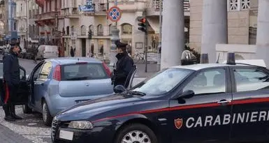 Merano, sputi e sassi contro la volante dei carabinieri: denunciati cinque minorenni