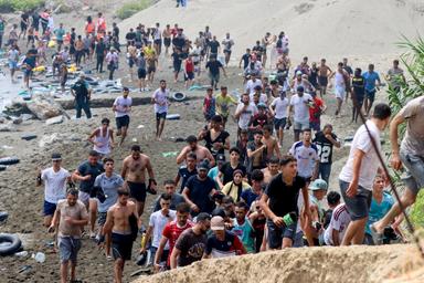 Gli abitanti di Ceuta, 'le strade inondate di migranti, noi abbandonati'
