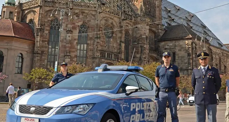 Ruba la bicicletta a un disabile e danneggia un’auto in sosta: arrestato, sarà espulso