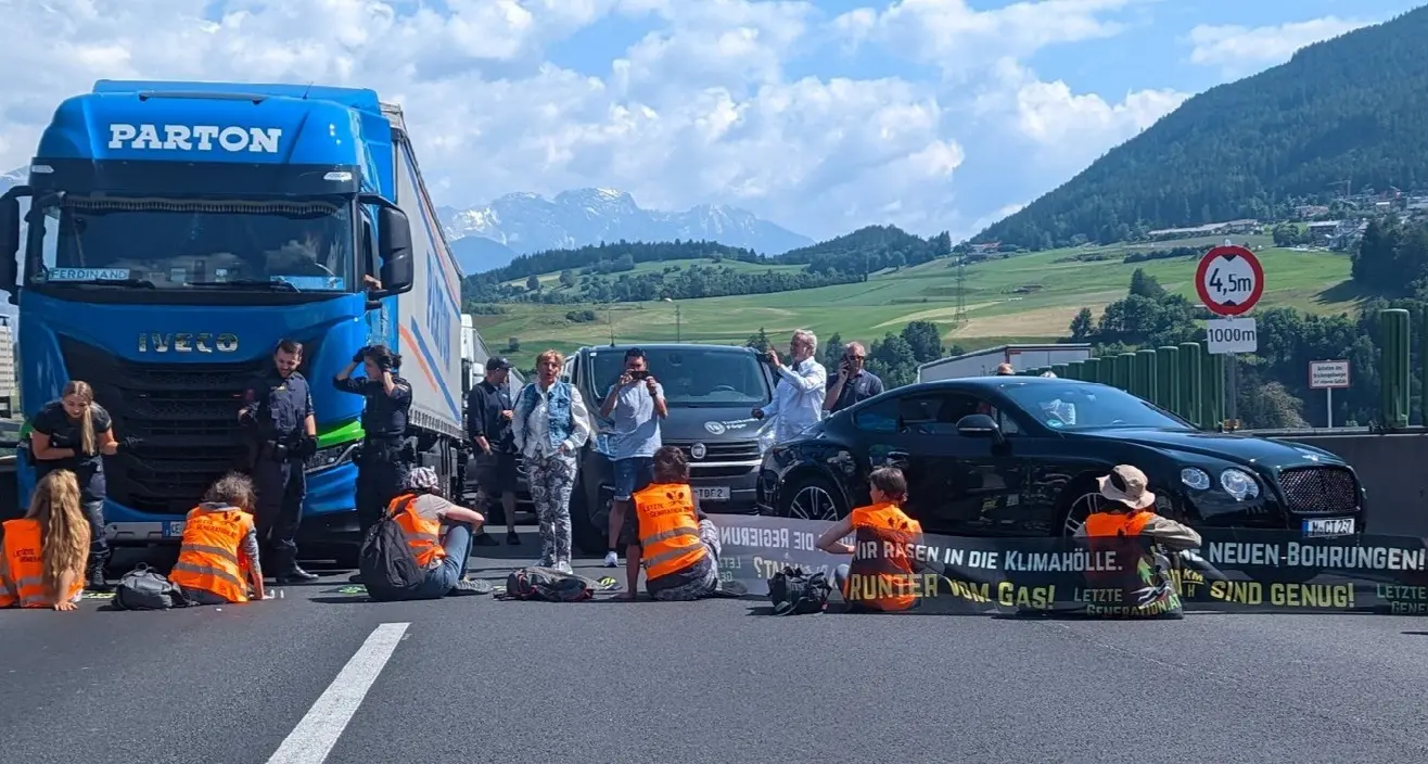 Ultima Generazione blocca l'autostrada del Brennero in Tirolo: stop al traffico verso sud sul ponte Europa