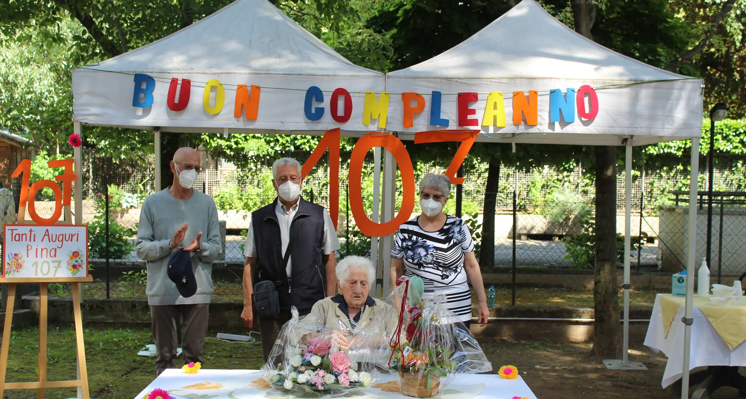 Festa per i 107 anni di Pina alla residenza Don Bosco, dopo aver sconfitto il Covid