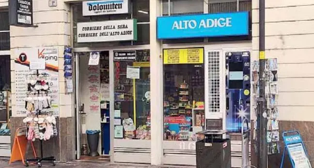 Bolzano, edicolante rapinato con il coltello alla gola