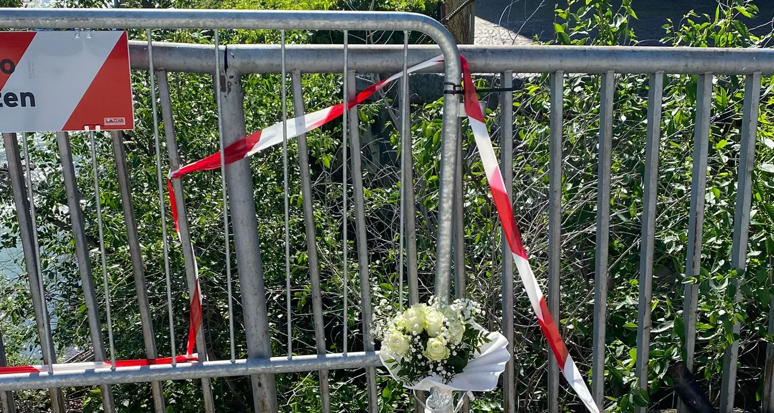 A Ponte Loreto un mazzo di fiori per Alex