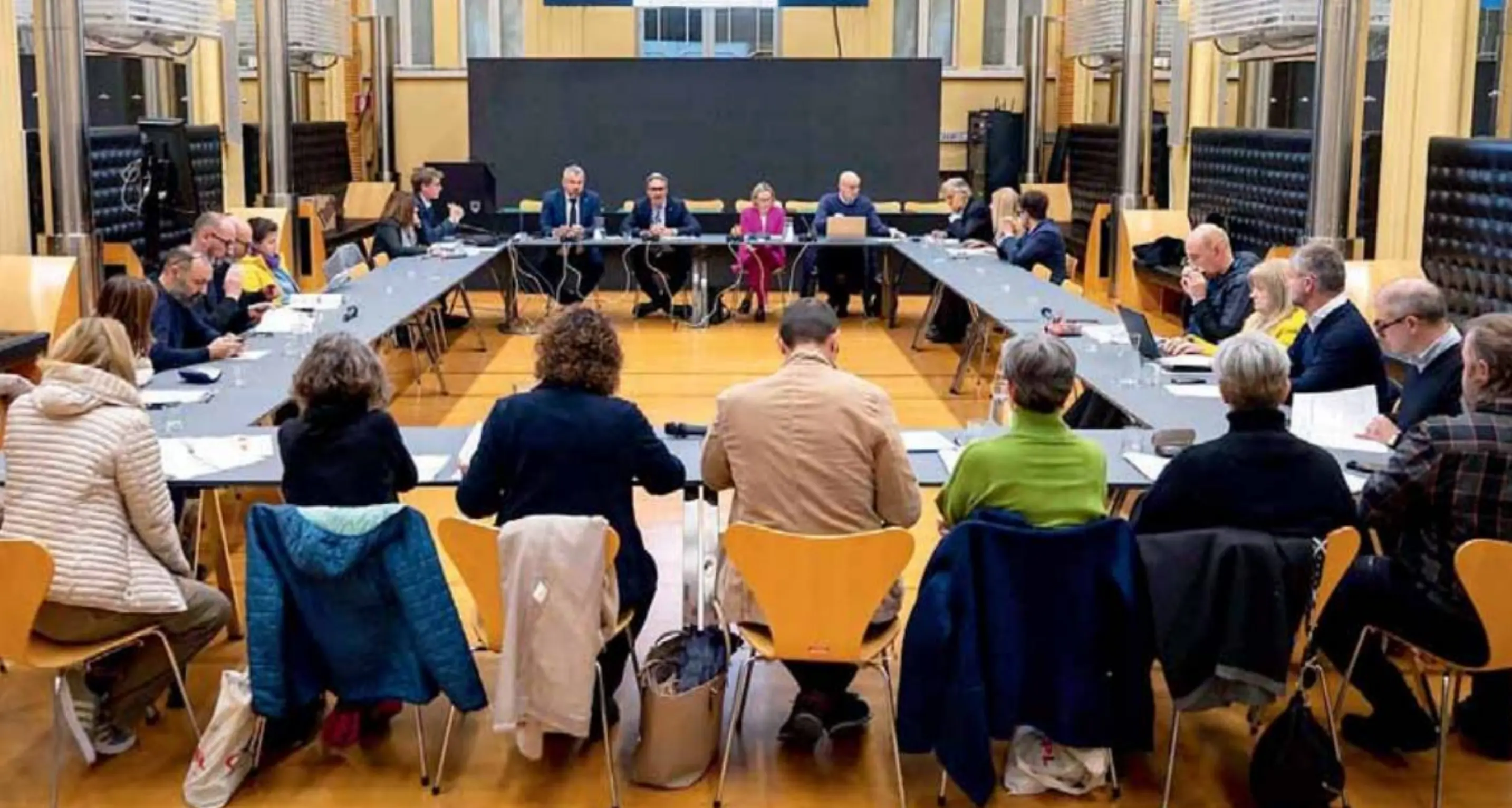 In arrivo l’una tantum per dipendenti provinciali e insegnanti: assegno da 2mila a 5mila euro