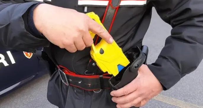 Colpito con il taser, 30enne ha un malore e muore a Pescara. Il “precedente” a Bolzano