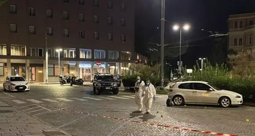 Omicidio in zona stazione a Bologna, ucciso un senzatetto: si cerca l'aggressore