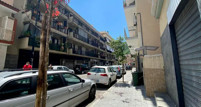 Precipita dal balcone e muore a 13anni: in chat insulti e «ucciditi»