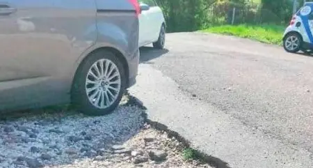 Il parcheggio per pendolari a Pillhof è uno slalom tra le buche