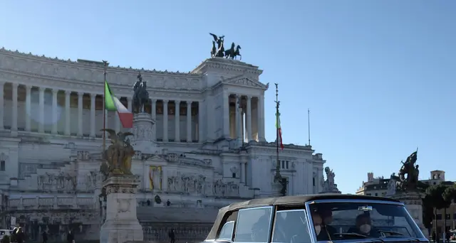 Mattarella: folla in piazza Venezia per il Presidente