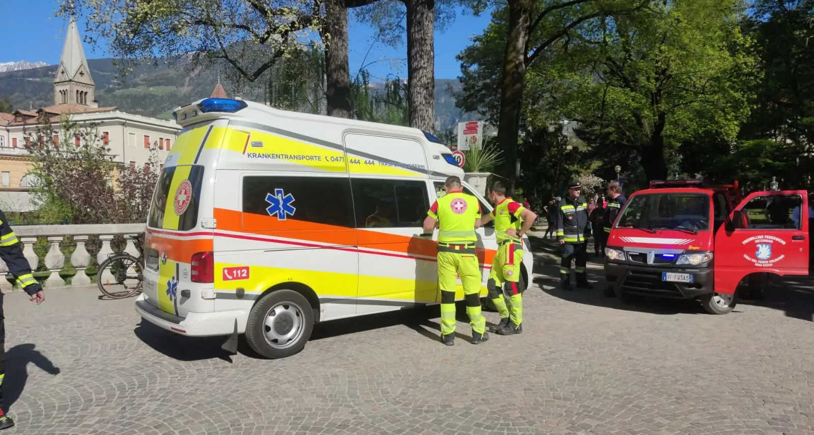 Tuffo nel Passirio a Merano: 19enne ferito, salvato dai vigili del fuoco