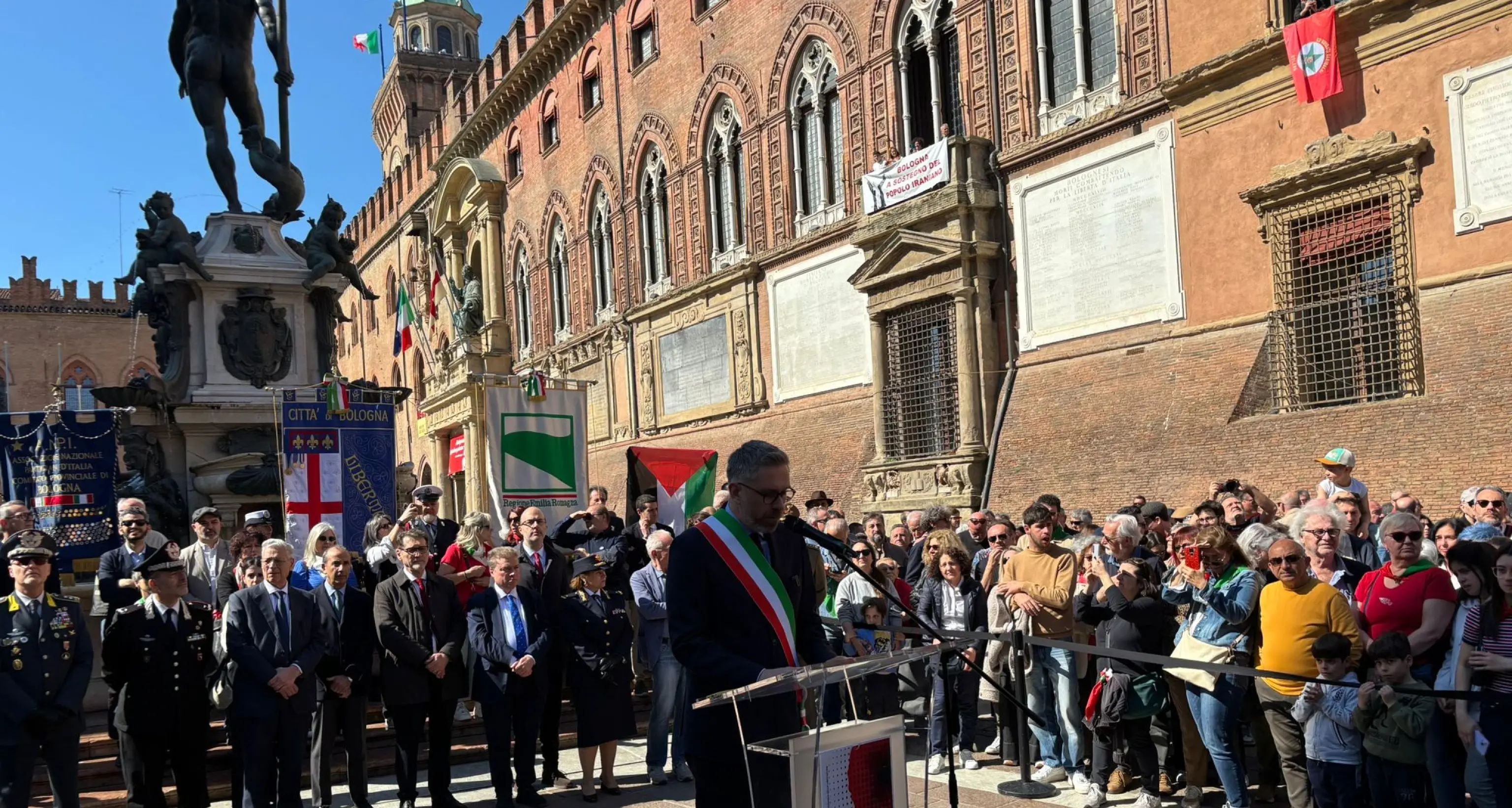 25 aprile, attivisti pro-Pal contestano Lepore: \"Parla di Gaza\"