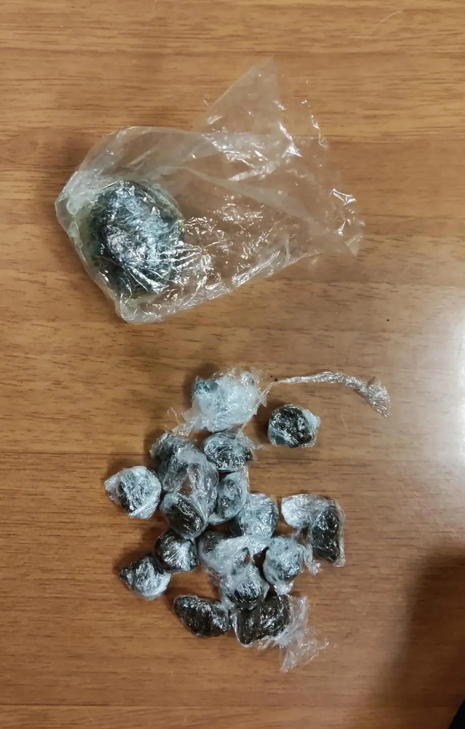 Bolzano, controlli antidroga della polizia anche nei bar. Inutile la “fuga” in bagno: i cani incastrano due avventori