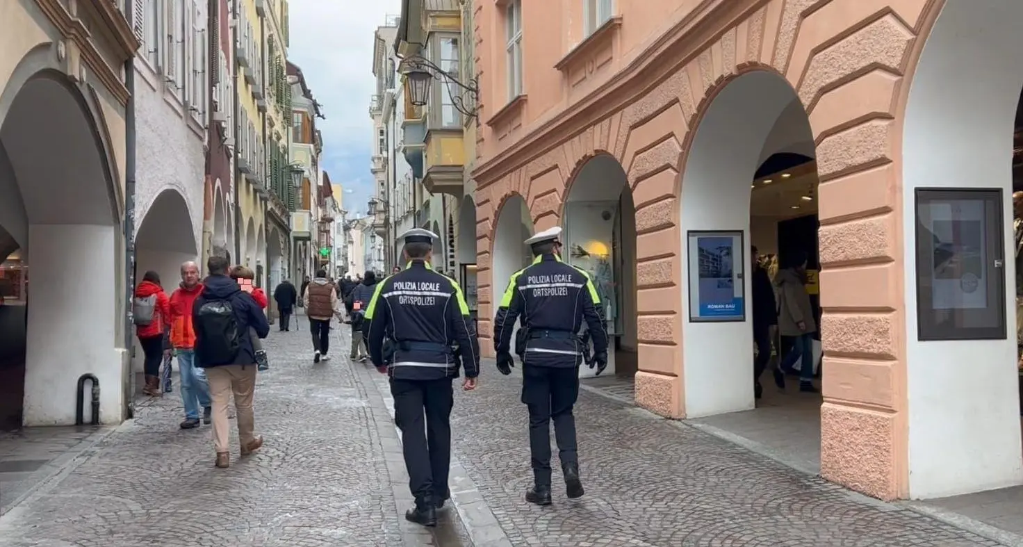 Derubano un bambino in vacanza: «Mio figlio urtato e scippato a Merano»