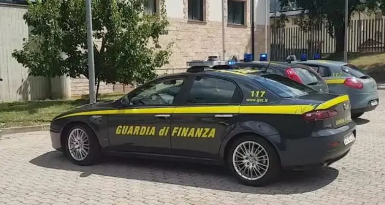 Lavoro nero, maxi-multa da 100mila euro a un hotel della Venosta. Minori trovati al lavoro in un bar e in campagna