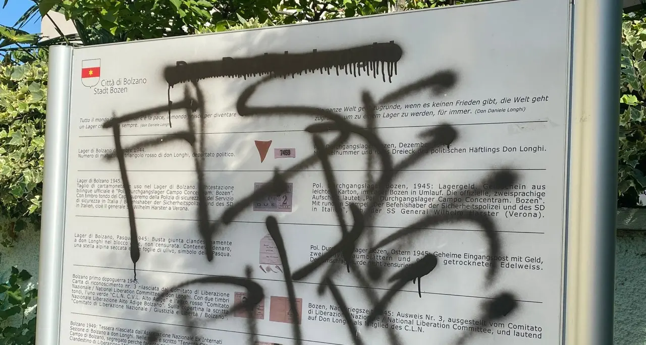 Bolzano, vandalizzata la targa dedicata a don Longhi