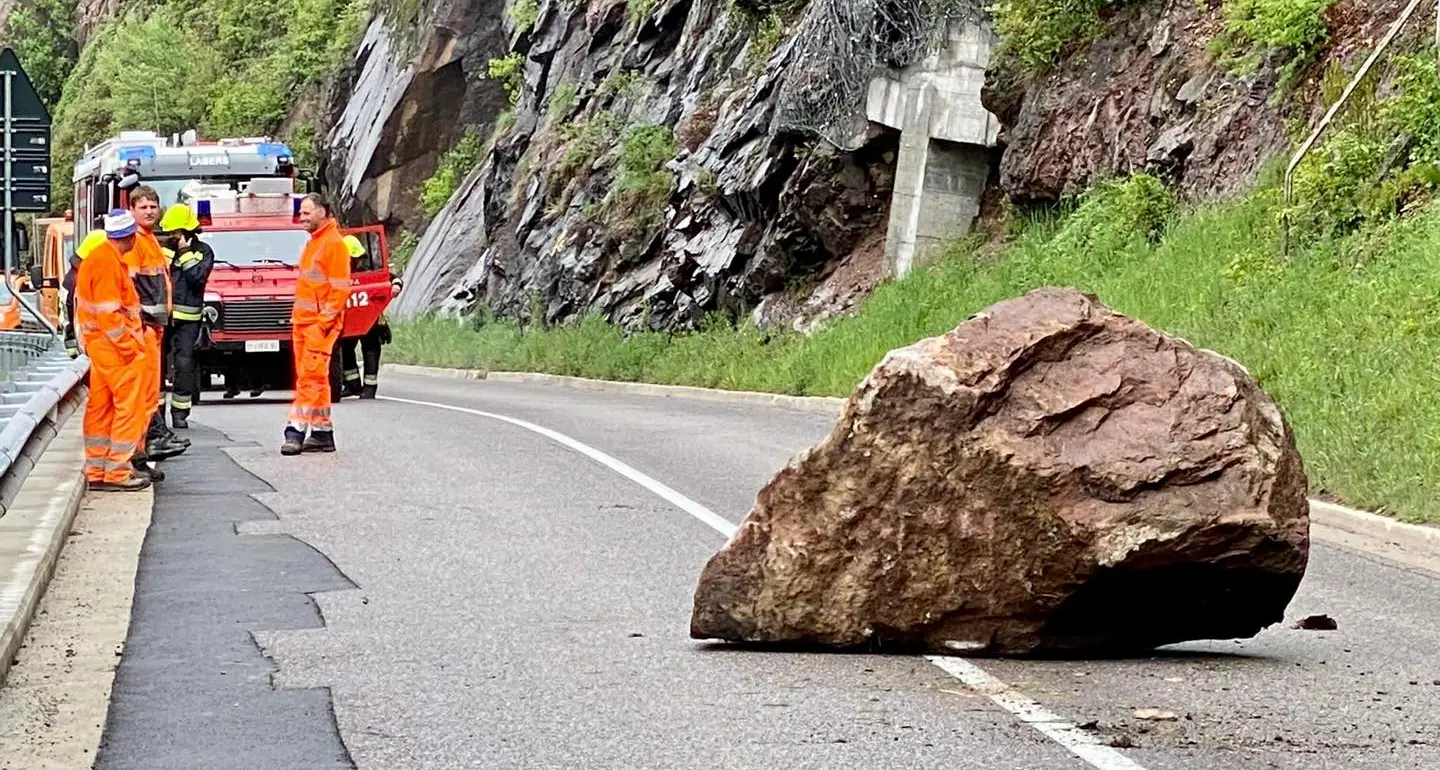 Maltempo, un masso blocca la strada provinciale tra Santa Caterina e Merano